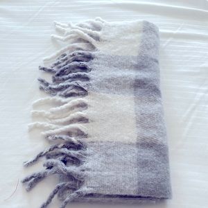 NWOT Blanket scarf by Steve Madden